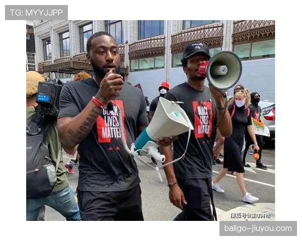 乔丹·汤普森开豪车出场，球场上可是街头风十足啊！